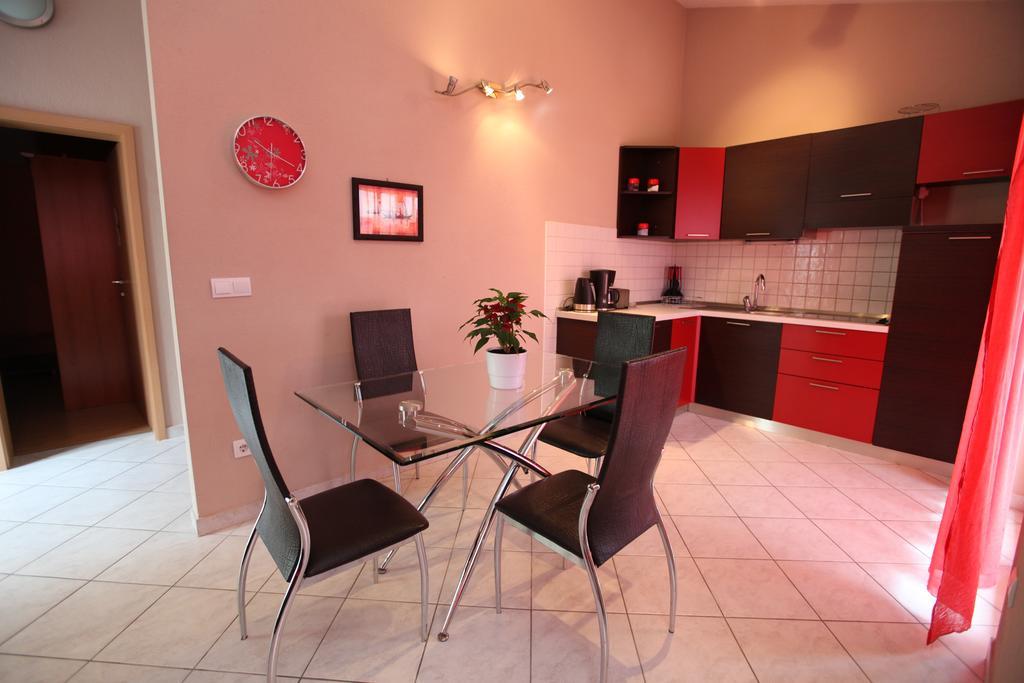 Apartments Salona Трогир Екстериор снимка